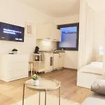 2 Stylische Separate Mit Zwei Privaten Stellplaetzen Fuer Bis Zu 8 Personen Und Stadtnah *