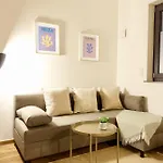 Lejlighed 2 Stylische Separate Mit Zwei Privaten Stellplaetzen Fuer Bis Zu 8 Personen Und Stadtnah