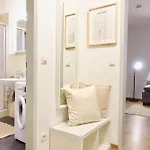 2 Stylische Separate Mit Zwei Privaten Stellplaetzen Fuer Bis Zu 8 Personen Und Stadtnah Lejlighed