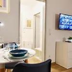 2 Stylische Separate Mit Zwei Privaten Stellplaetzen Fuer Bis Zu 8 Personen Und Stadtnah Lejlighed