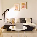 2 Stylische Separate Mit Zwei Privaten Stellplaetzen Fuer Bis Zu 8 Personen Und Stadtnah *