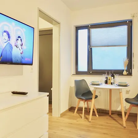 2 Stylische Separate Mit Zwei Privaten Stellplaetzen Fuer Bis Zu 8 Personen Und Stadtnah Apartmán *