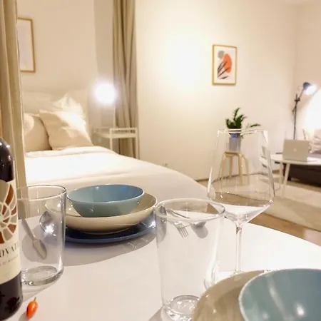 2 Stylische Separate Mit Zwei Privaten Stellplaetzen Fuer Bis Zu 8 Personen Und Stadtnah شقة