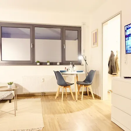 2 Stylische Separate Mit Zwei Privaten Stellplaetzen Fuer Bis Zu 8 Personen Und Stadtnah شقة كوبلنس