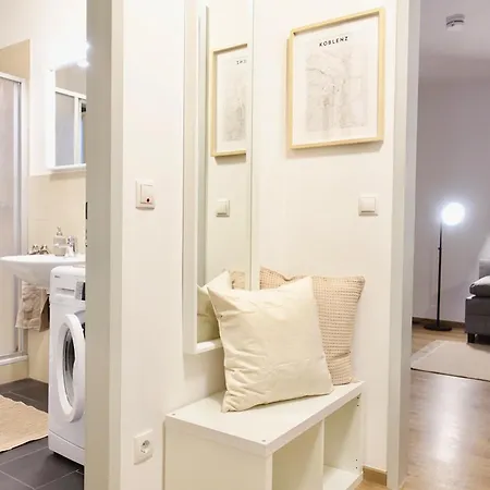 2 Stylische Separate Mit Zwei Privaten Stellplaetzen Fuer Bis Zu 8 Personen Und Stadtnah Апартаменты