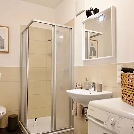 2 Stylische Separate Mit Zwei Privaten Stellplaetzen Fuer Bis Zu 8 Personen Und Stadtnah شقة