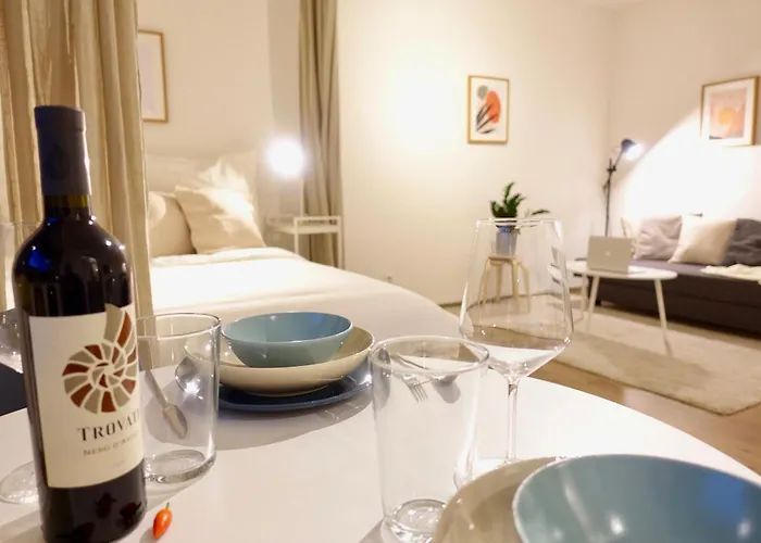 2 Stylische Separate Mit Zwei Privaten Stellplaetzen Fuer Bis Zu 8 Personen Und Stadtnah Apartamento