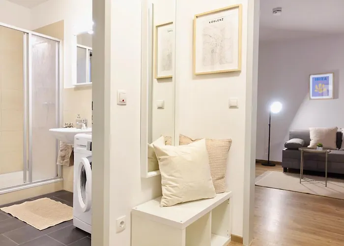 2 Stylische Separate Mit Zwei Privaten Stellplaetzen Fuer Bis Zu 8 Personen Und Stadtnah Apartamento