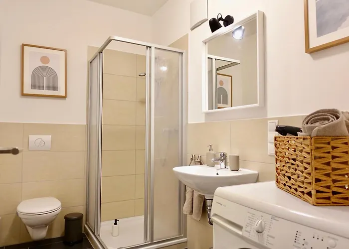 2 Stylische Separate Mit Zwei Privaten Stellplaetzen Fuer Bis Zu 8 Personen Und Stadtnah Daire